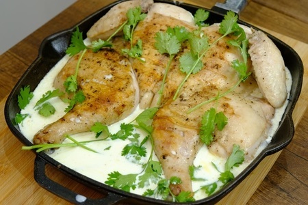 Фото к рецепту: Курица в сметанном соусе
