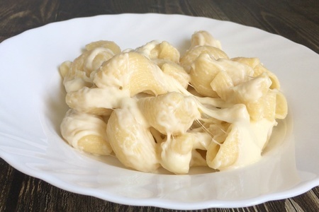 Фото к рецепту: Макароны с сыром в сливочном соусе