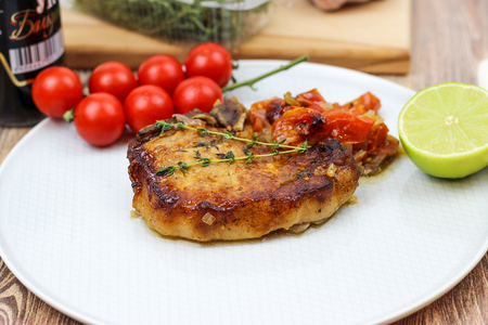 Фото к рецепту: Свинина запеченная в духовке с лаймовым маринадом и соусом-рагу из томатов