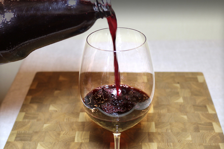 Фото к рецепту: Рецепт домашнего вина из черноплодной рябины | как приготовить вино в домашних условиях