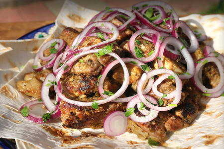 Фото к рецепту: Шашлык из свинины в казане на костре | узбекская кухня