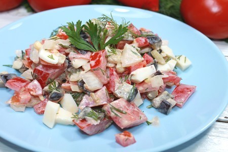 Фото к рецепту: Вкусный осенний салат с баклажанами