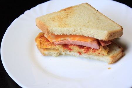 Фото к рецепту: Бутерброд для перекуса в школу или на работу.