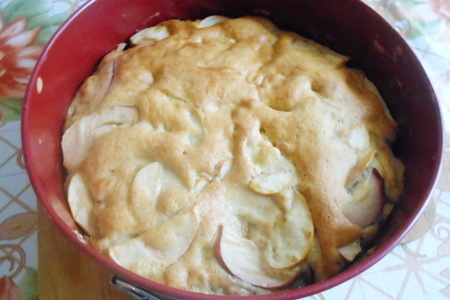 Фото к рецепту: Шарлотка с карамельными яблоками