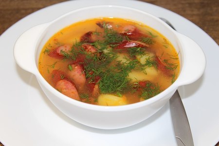 Фото к рецепту: Гороховый суп с колбасками