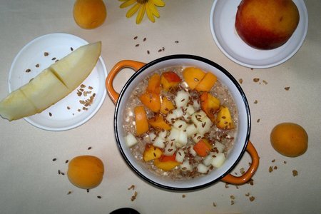Фото к рецепту: Гречневая каша с фруктами и творогом #россия