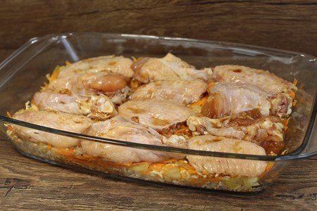 Фото к рецепту: Рис с куриными крыльями