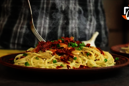 Фото к рецепту: Идеальный ужин за 10 минут: спагетти и чеснокк 