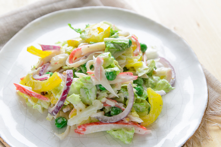 Фото к рецепту: Салат с крабовыми палочками и пекинской капустой