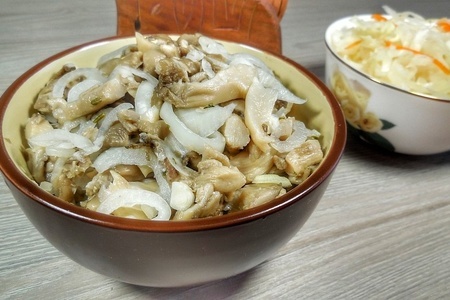Фото к рецепту: Маринованные грибы по-корейски на праздничный стол