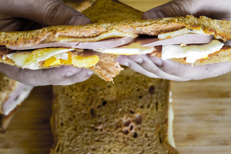 Фото к рецепту: Сэндвич с яйцом, колбасой и сыром 