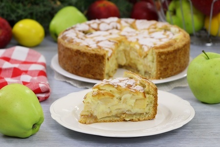 Фото к рецепту: Цветаевский заливной яблочный пирог
