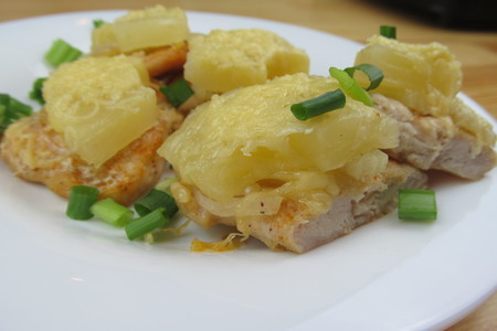 Фото к рецепту: Куриное филе с ананасами в сырной шубке