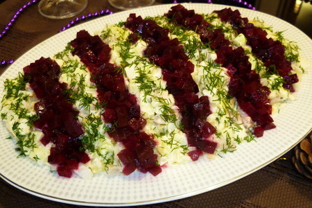 Фото к рецепту: Салат с селёдкой и свеклой
