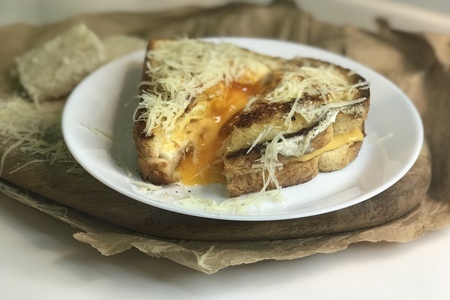 Фото к рецепту: Сырный сэндвич с яйцом