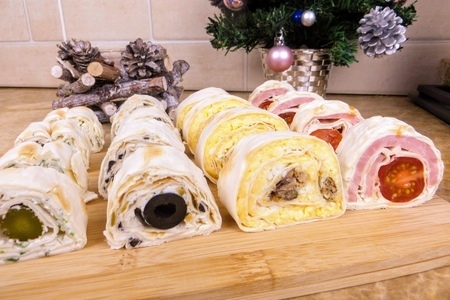 Фото к рецепту: Четыре закуски на новогодний стол