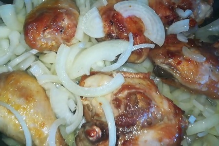 Курица на сковороде со сметаной и луком
