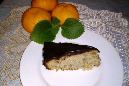 Фото к рецепту: Бананово яблочный пирог с шоколадной глазурью