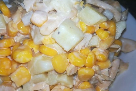 Фото к рецепту: Салат с кукурузой на праздничный стол 