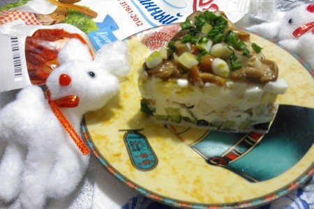 Фото к рецепту: Салат с маринованными грибами и майонезом махеевъ #махеевъ_чудеса_за_полчаса