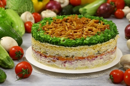 Фото к рецепту: Праздничный слоёный салат "лесная поляна" с опятами, сыром и копченой курицей