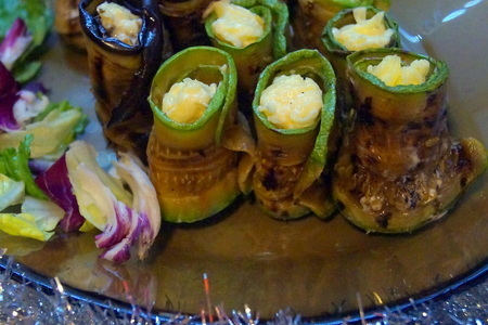 Фото к рецепту: Рулетики из кабачка и баклажана, закуска на новогодний стол.