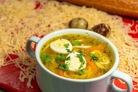 Фото к рецепту: Куриный суп с лапшой по-домашнему