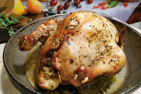 Фото к рецепту: Курица в духовке, запеченная с рисом и черносливом