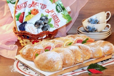 Фото к рецепту: Творожные пирожки с фруктовой начинкой. “махеевъ”, 8 марта