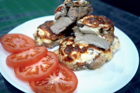 Фото к рецепту: Сочная куриная грудка запеченная с сыром и помидорами