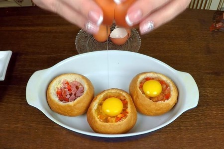 Фото к рецепту: Булочки с колбасой и яйцом