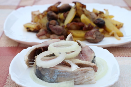 Фото к рецепту: Малосольная сельдь с жареной картошки, грибами и беконом