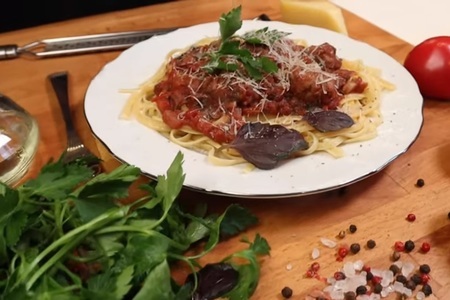 Фото к рецепту: Паста с томатным соусом и колбасками