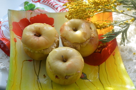 Фото к рецепту: Печеные яблоки с творогом и джемом махеевъ, 8 марта