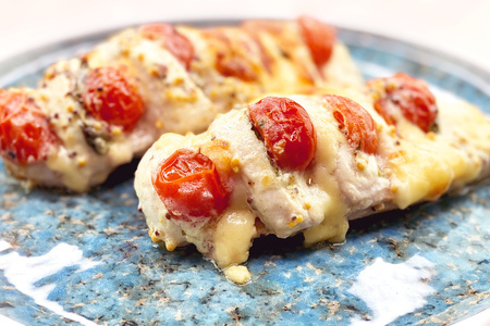 Фото к рецепту: Сочная куриная грудка с помидорами и сыром в духовке - ужин за 30 минут