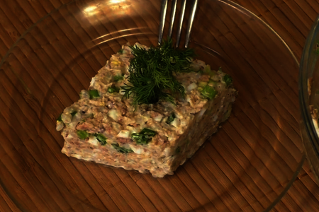 Фото к рецепту: Простой салат из риса и консервированной сайры с яйцом