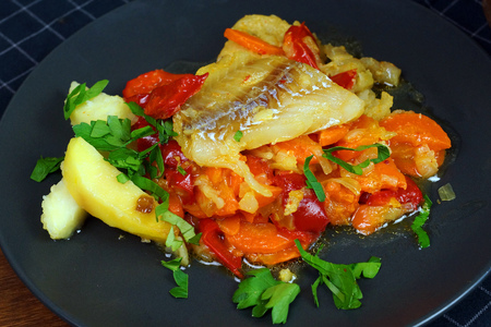 Рыба на сковороде с овощным гарниром