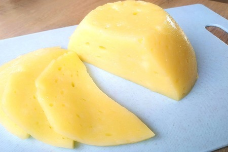 Фото к рецепту: Твердый сыр из творога и молока