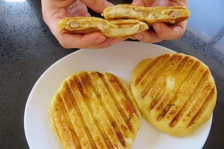 Фото к рецепту: Картофельные бутерброды с фаршем и сыром 