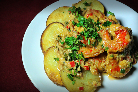 Фото к рецепту: Жареные креветки по-индонезийски в соусе сатэй