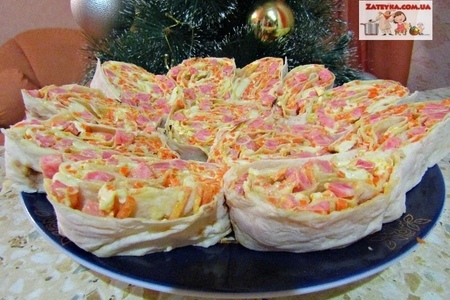 Фото к рецепту: Рулет из лаваша с копченой колбасой и морковью по-корейски