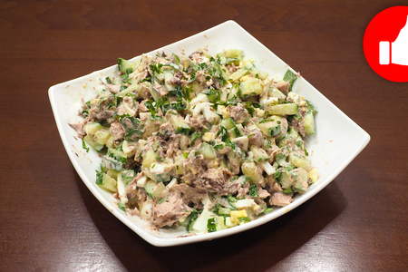 Фото к рецепту: Салат с огурцом, яйцом и тунцом