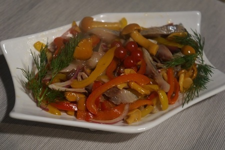 Фото к рецепту: Салат закусочный «селедочка с грибами»
