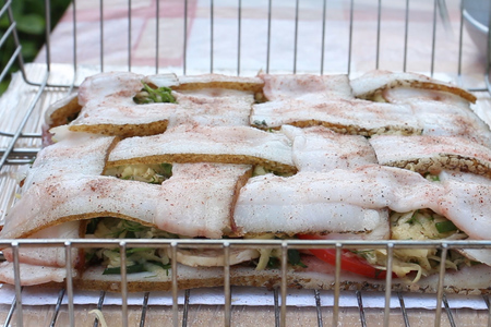 Фото к рецепту: Картошка с салом на углях / рецепт закуски из свиного сала и овощей на решетке