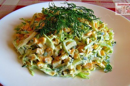 Фото к рецепту: Салат из молодой капусты с кукурузой