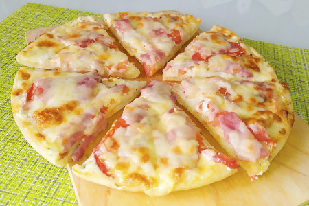 Фото к рецепту: Пицца "ветчина и бекон" с белым соусом