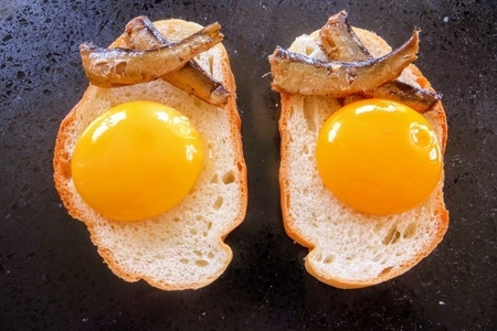 Фото к рецепту: Батон, шпроты, яйца вкусный завтрак за 3 минуты