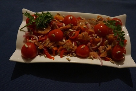 Фото к рецепту: Изысканный салат с горбушей