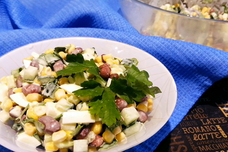 Фото к рецепту: Салат с красной фасолью и кукурузой
