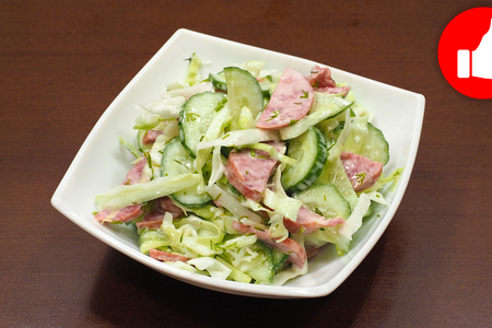 Фото к рецепту: Салат из огурцов, капусты и колбасы